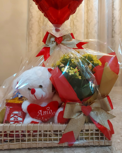 Cesta chocolate com flor e ursinho na bandeja