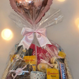 Cesta café da manhã aniversário com pelúcia