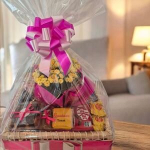 Cesta café da manhã com flor na bandeja