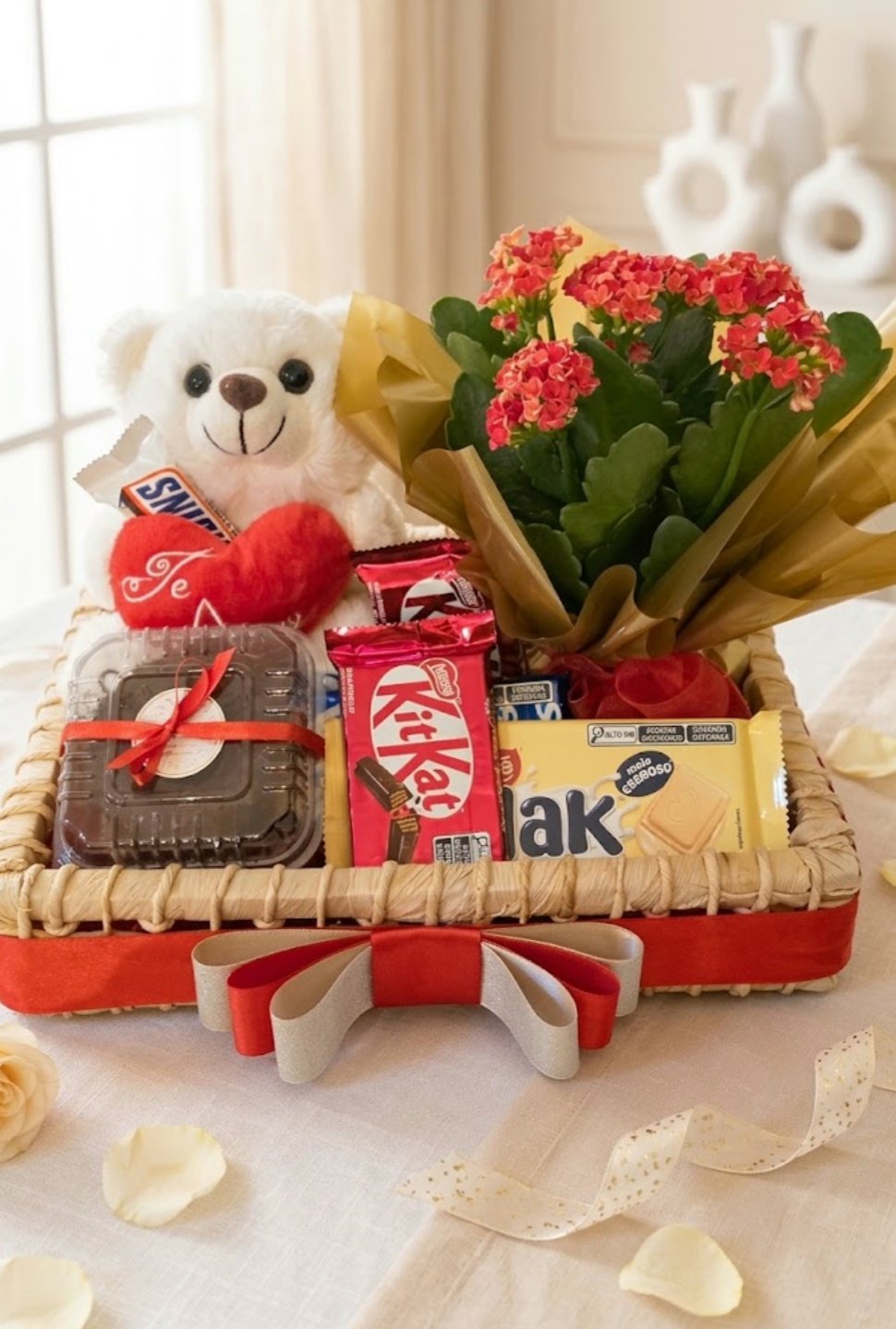 Cesta chocolate com flor e ursinho na bandeja