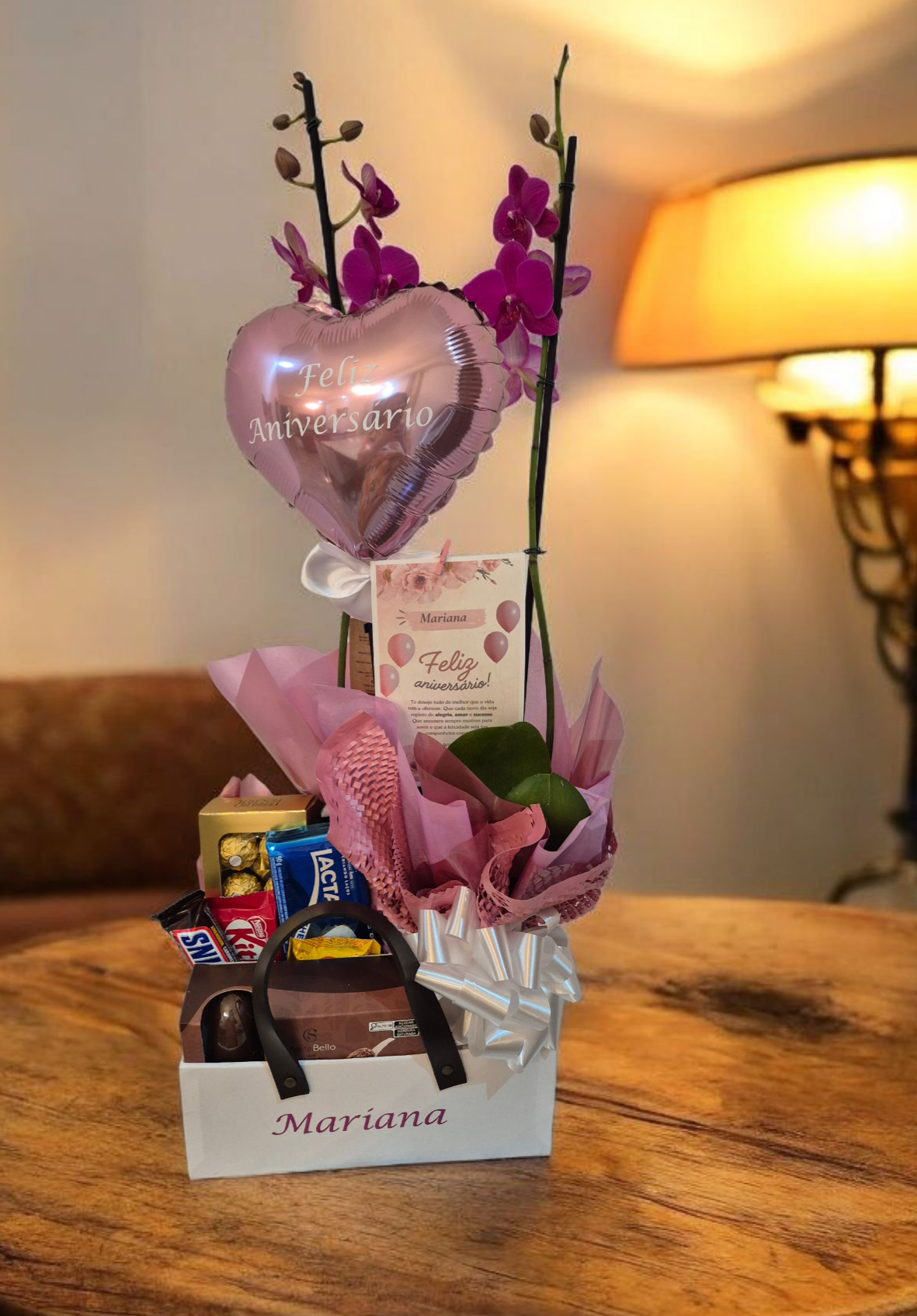 Cesta maleta cartonada chocolate com orquídea