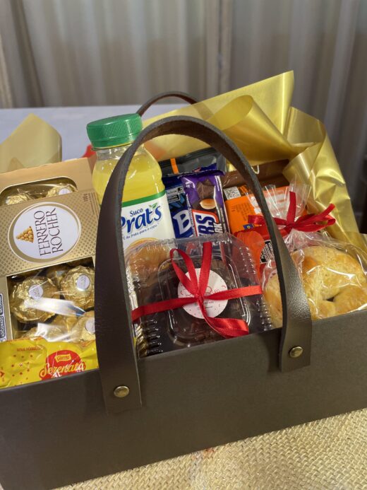 Cesta Maleta chocolate com bolinho de cenoura