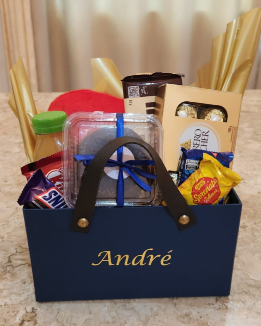 Cesta maleta personalizada chocolate com bolinho de cenoura - Image 3