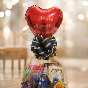 Cesta maleta personalizada chocolate com bolinho de cenoura