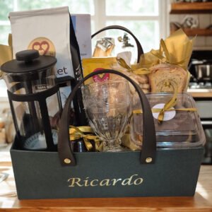 Cesta maleta café da manhã com cafeteira